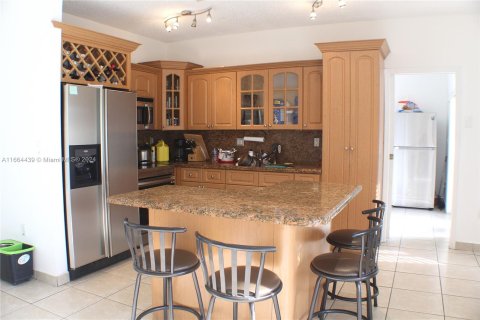 House in Miami, Florida 5 bedrooms, 200.48 sq.m. № 1375971 - photo 5