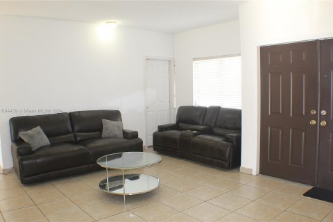 Casa en venta en Miami, Florida, 5 dormitorios, 200.48 m2 № 1375971 - foto 4