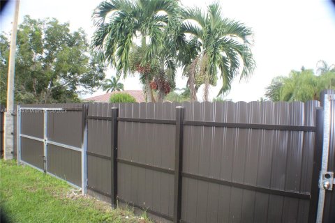 House in Miami, Florida 5 bedrooms, 200.48 sq.m. № 1375971 - photo 23