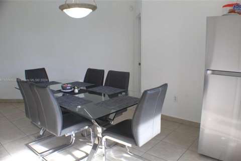 House in Miami, Florida 5 bedrooms, 200.48 sq.m. № 1375971 - photo 7