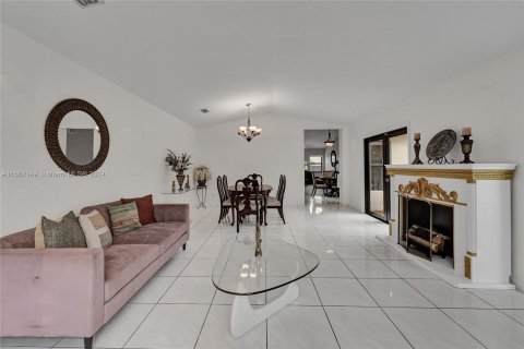 House in Miami, Florida 4 bedrooms, 190.08 sq.m. № 1395097 - photo 6