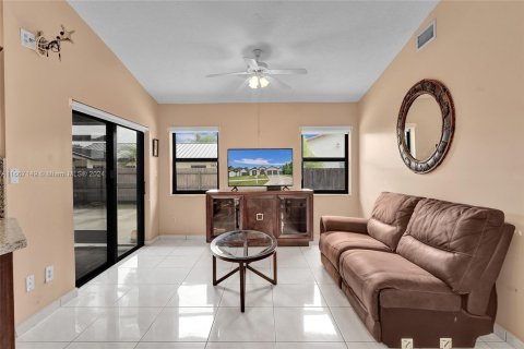 House in Miami, Florida 4 bedrooms, 190.08 sq.m. № 1395097 - photo 16