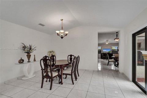 House in Miami, Florida 4 bedrooms, 190.08 sq.m. № 1395097 - photo 8