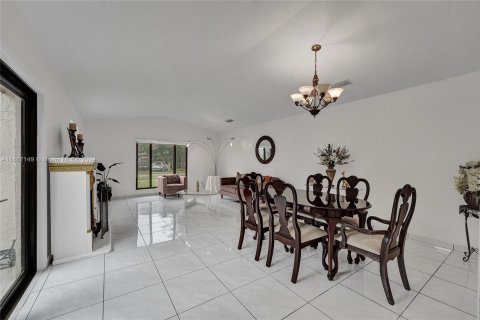 House in Miami, Florida 4 bedrooms, 190.08 sq.m. № 1395097 - photo 7