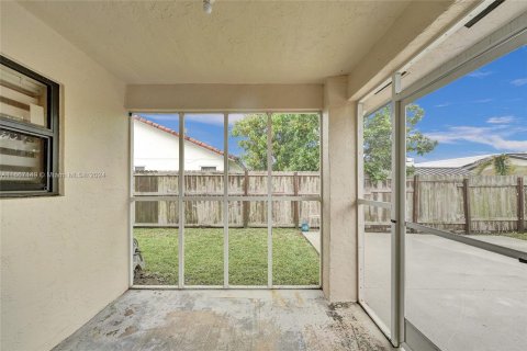 House in Miami, Florida 4 bedrooms, 190.08 sq.m. № 1395097 - photo 25