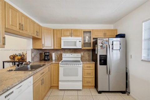 Condo in Sunrise, Florida, 2 bedrooms  № 1316033 - photo 7