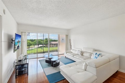 Condo in Sunrise, Florida, 2 bedrooms  № 1316033 - photo 9