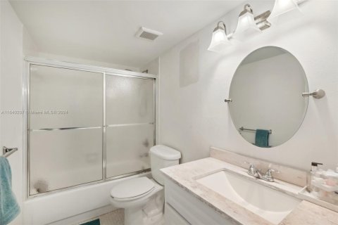 Condo in Sunrise, Florida, 2 bedrooms  № 1316033 - photo 13