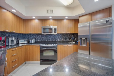 Condo in Sunny Isles Beach, Florida, 2 bedrooms  № 1217601 - photo 23