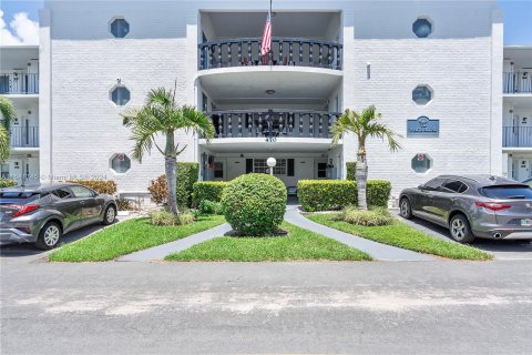 Condo in Hallandale Beach, Florida, 1 bedroom  № 1319354 - photo 1