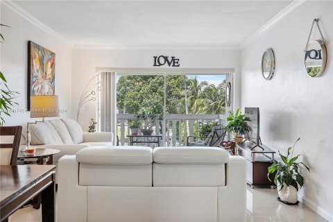 Condo in Hallandale Beach, Florida, 1 bedroom  № 1319354 - photo 3