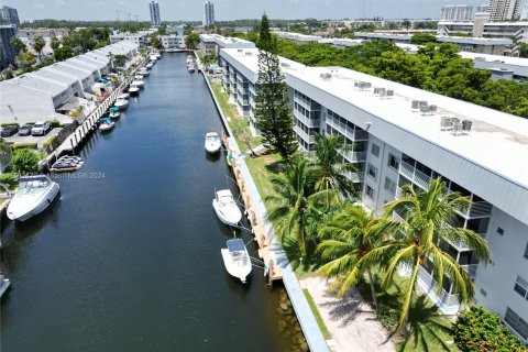 Condo in North Miami Beach, Florida, 1 bedroom  № 1006822 - photo 2