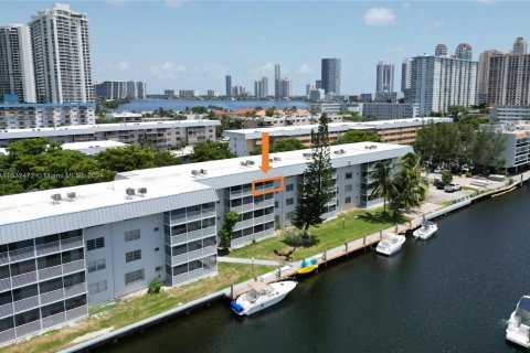 Condominio en venta en North Miami Beach, Florida, 1 dormitorio, 75.44 m2 № 1006822 - foto 1