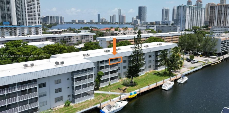 Condo in North Miami Beach, Florida, 1 bedroom  № 1006822