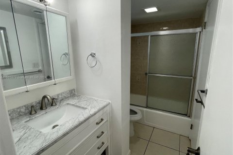 Condo in North Miami Beach, Florida, 1 bedroom  № 1006822 - photo 5