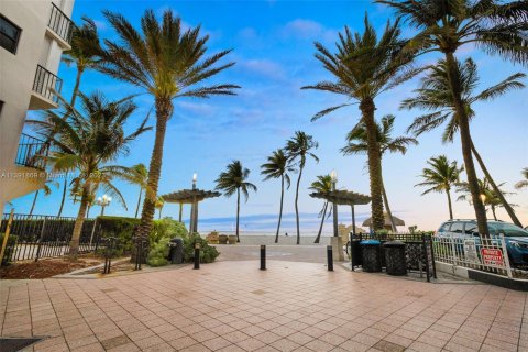 Condo in Hollywood, Florida, 1 bedroom  № 932258 - photo 2