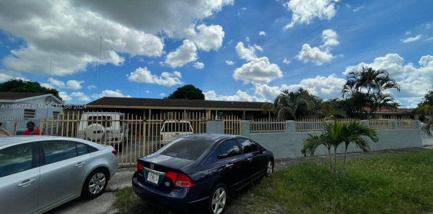 Casa en Miami Gardens, Florida 4 dormitorios, 232.53 m2 № 1376041