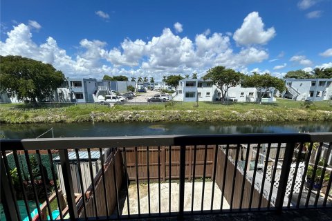 Townhouse in Miami, Florida 2 bedrooms, 102.19 sq.m. № 1358569 - photo 21