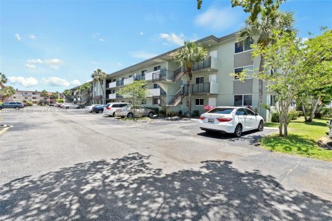 Condo in Sunrise, Florida, 2 bedrooms  № 1173338 - photo 22