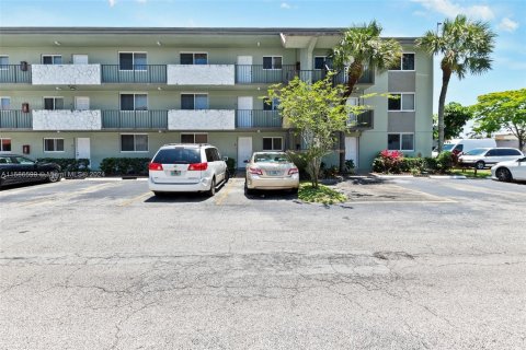 Condo in Sunrise, Florida, 2 bedrooms  № 1173338 - photo 1