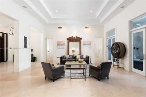 House in Coral Gables, Florida 5 bedrooms, 423.36 sq.m. № 1209766 - photo 6