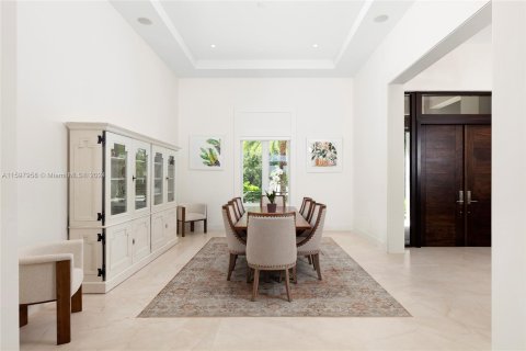 House in Coral Gables, Florida 5 bedrooms, 423.36 sq.m. № 1209766 - photo 8