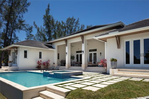 House in Coral Gables, Florida 5 bedrooms, 423.36 sq.m. № 1209766 - photo 10