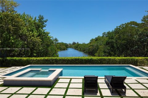 House in Coral Gables, Florida 5 bedrooms, 423.36 sq.m. № 1209766 - photo 11