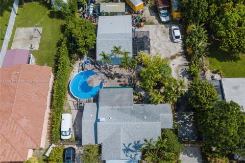 Villa ou maison à vendre à Hollywood, Floride: 2 chambres, 128.67 m2 № 866000 - photo 17