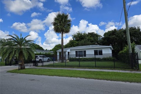 House in Miami, Florida 3 bedrooms, 94.2 sq.m. № 1376035 - photo 2