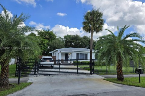 House in Miami, Florida 3 bedrooms, 94.2 sq.m. № 1376035 - photo 1