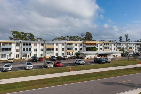 Купить кондоминиум в Порт-Шарлотт, Флорида 7 комнат, 85.38м2, № 859083 - фото 1