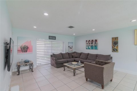 House in Miami, Florida 4 bedrooms, 182.09 sq.m. № 1233992 - photo 24