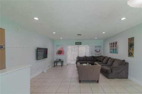 House in Miami, Florida 4 bedrooms, 182.09 sq.m. № 1233992 - photo 25