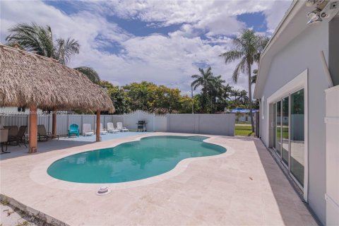 House in Miami, Florida 4 bedrooms, 182.09 sq.m. № 1233992 - photo 6