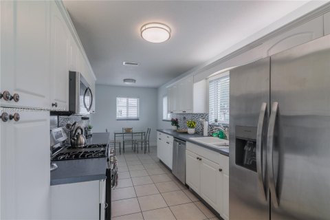 House in Miami, Florida 4 bedrooms, 182.09 sq.m. № 1233992 - photo 11