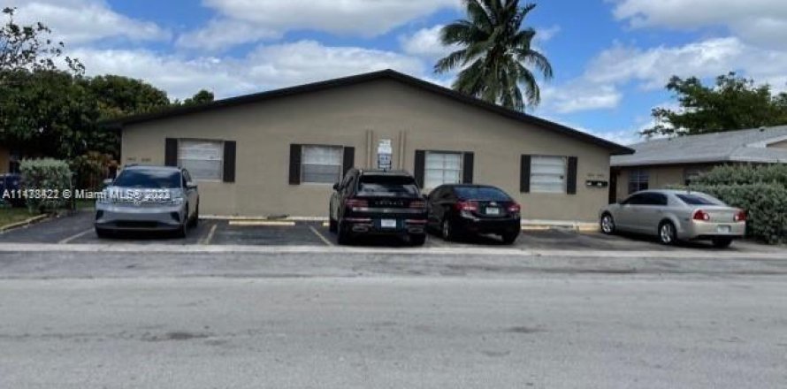 Commercial property in Lauderhill, Florida 347.83 sq.m. № 677455