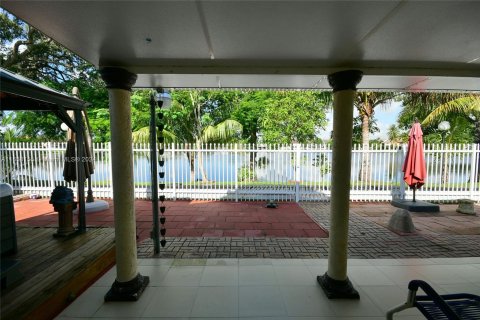 Villa ou maison à vendre à Hialeah, Floride: 4 chambres, 147.53 m2 № 1360435 - photo 13