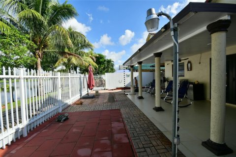 Villa ou maison à vendre à Hialeah, Floride: 4 chambres, 147.53 m2 № 1360435 - photo 18