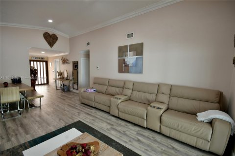 Casa en venta en Hialeah, Florida, 4 dormitorios, 147.53 m2 № 1360435 - foto 9