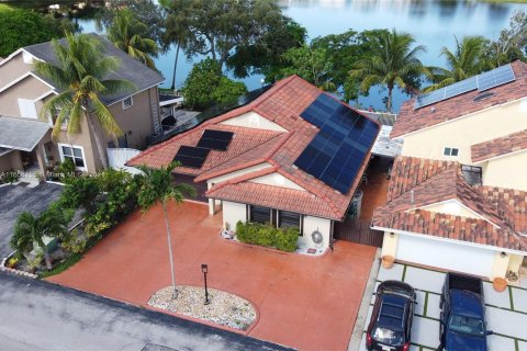 Villa ou maison à vendre à Hialeah, Floride: 4 chambres, 147.53 m2 № 1360435 - photo 1