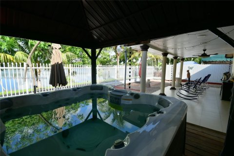 Casa en venta en Hialeah, Florida, 4 dormitorios, 147.53 m2 № 1360435 - foto 16