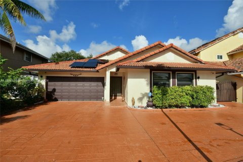 Villa ou maison à vendre à Hialeah, Floride: 4 chambres, 147.53 m2 № 1360435 - photo 2