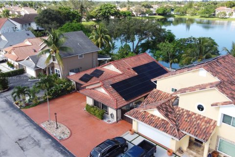 House in Hialeah, Florida 4 bedrooms, 147.53 sq.m. № 1360435 - photo 3