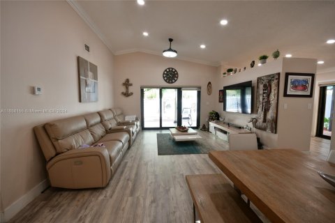 Casa en venta en Hialeah, Florida, 4 dormitorios, 147.53 m2 № 1360435 - foto 8