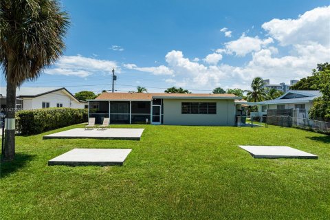 House in North Miami Beach, Florida 4 bedrooms, 211.17 sq.m. № 650286 - photo 30