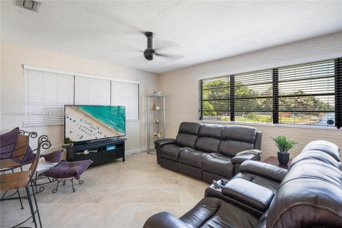 Villa ou maison à vendre à North Miami Beach, Floride: 4 chambres, 211.17 m2 № 650286 - photo 13