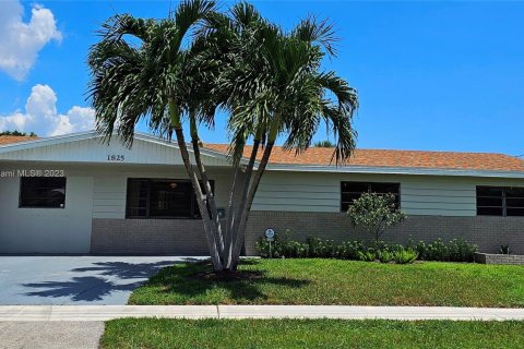 Villa ou maison à vendre à North Miami Beach, Floride: 4 chambres, 211.17 m2 № 650286 - photo 1