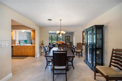 Villa ou maison à vendre à North Miami Beach, Floride: 4 chambres, 211.17 m2 № 650286 - photo 5