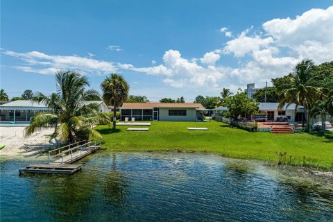Villa ou maison à vendre à North Miami Beach, Floride: 4 chambres, 211.17 m2 № 650286 - photo 2